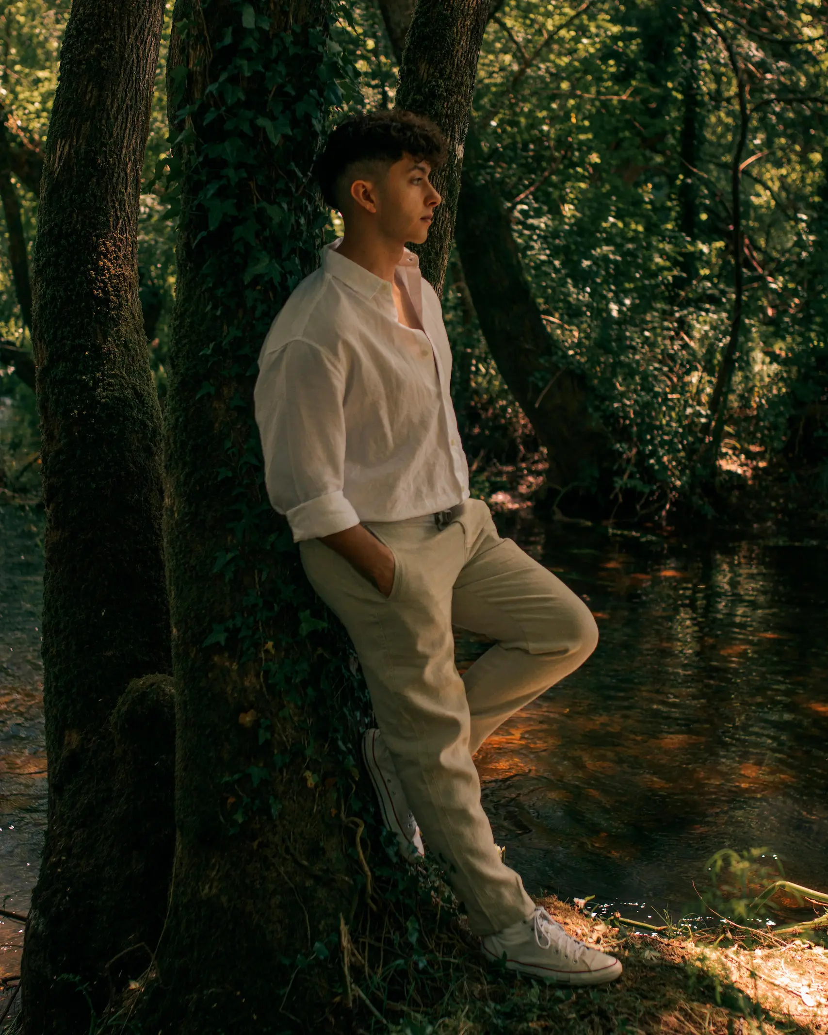 Retrato artístico de Eloy Lozano reflejado en un fragmento de espejo