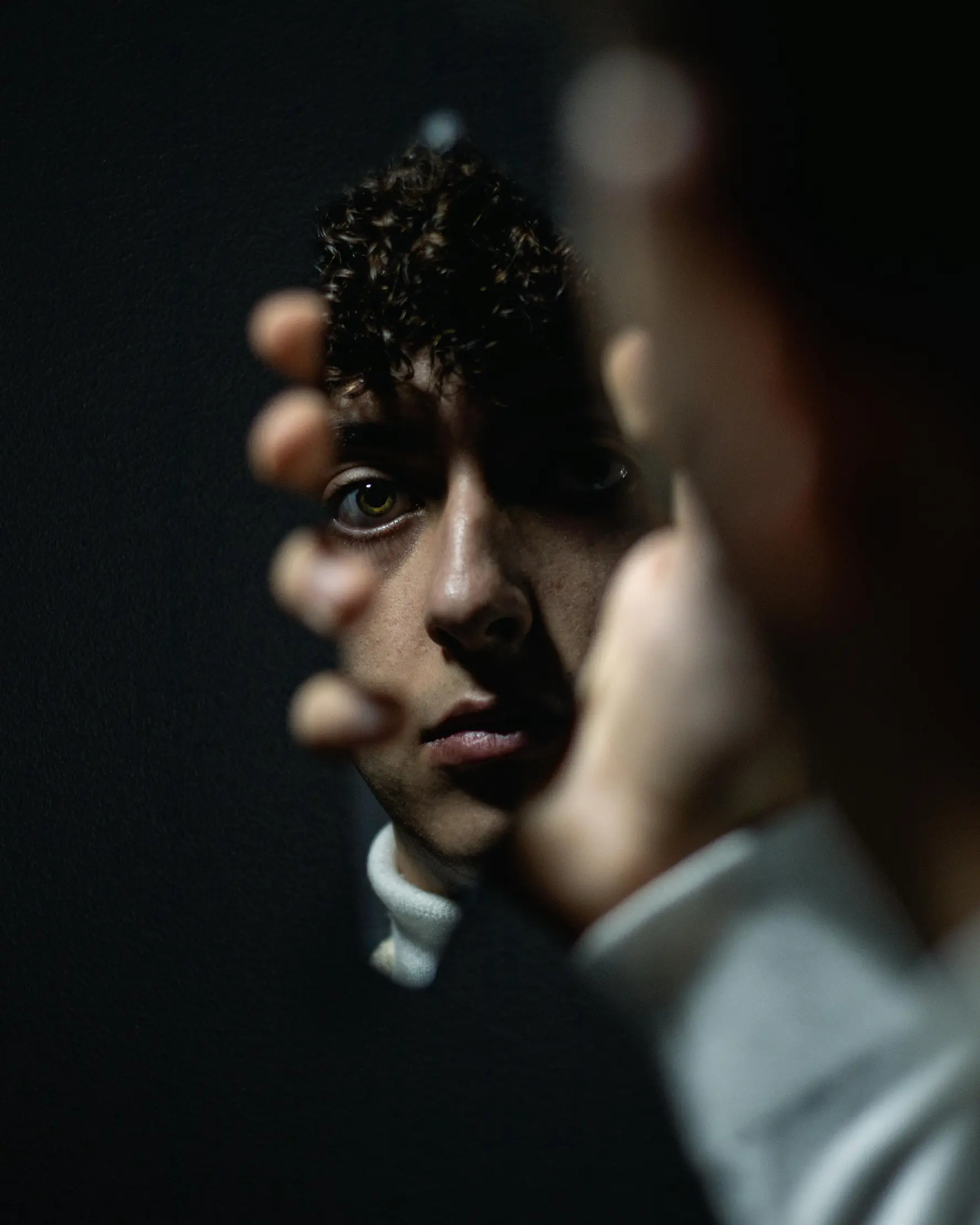 Retrato artístico luz y sombra en blanco y negro de Eloy Lozano